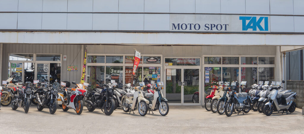 バイクショップの店舗の外にバイクが並んでいる