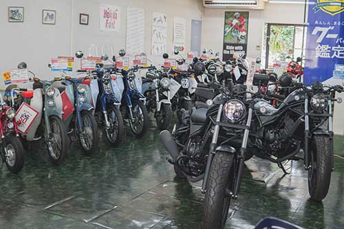 バイクショップの店内にバイクが並んでいる