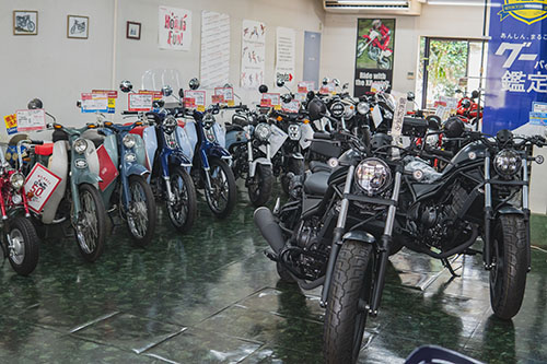 バイクショップの店内にバイクが並んでいる
