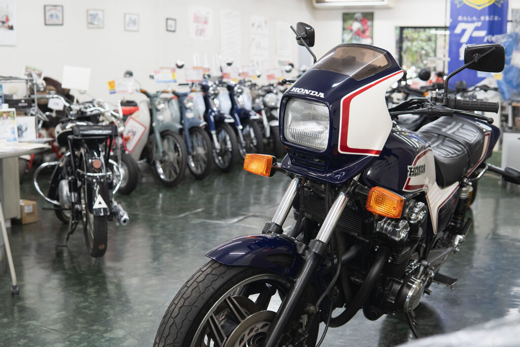 店内に並んだバイクを背景にCB1100F