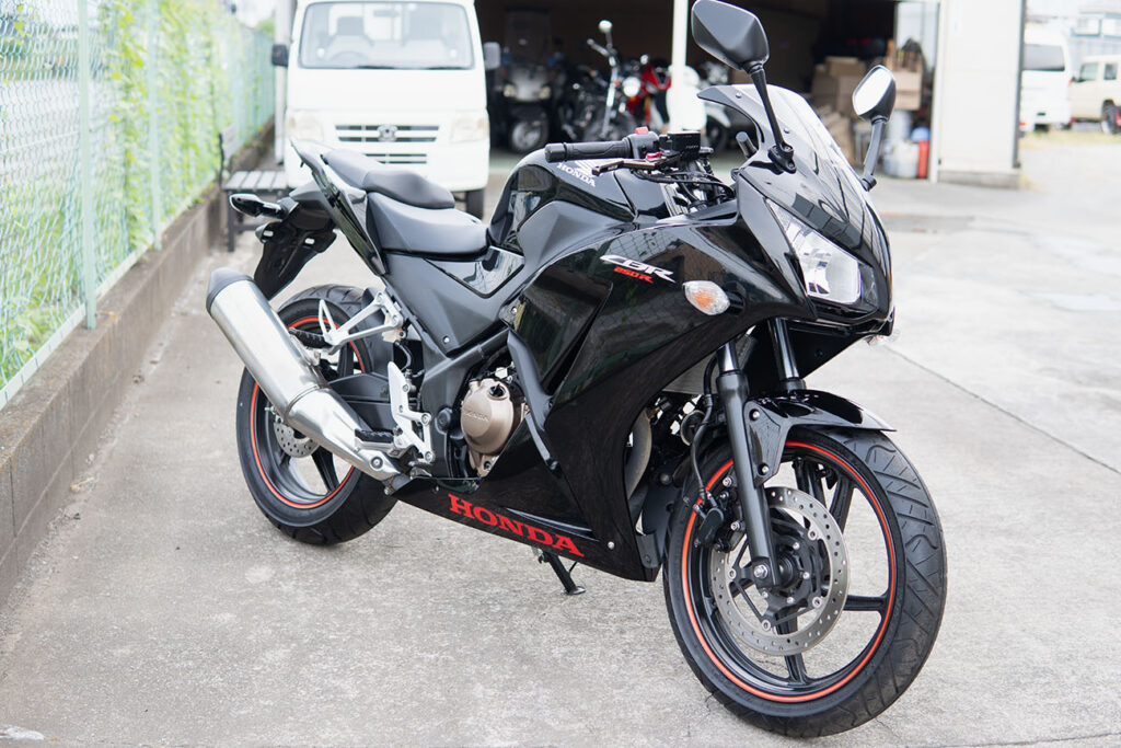 黒いオートバイ（CB2R250R）の写真