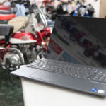 店内のオートバイをバックにパソコンのアップ