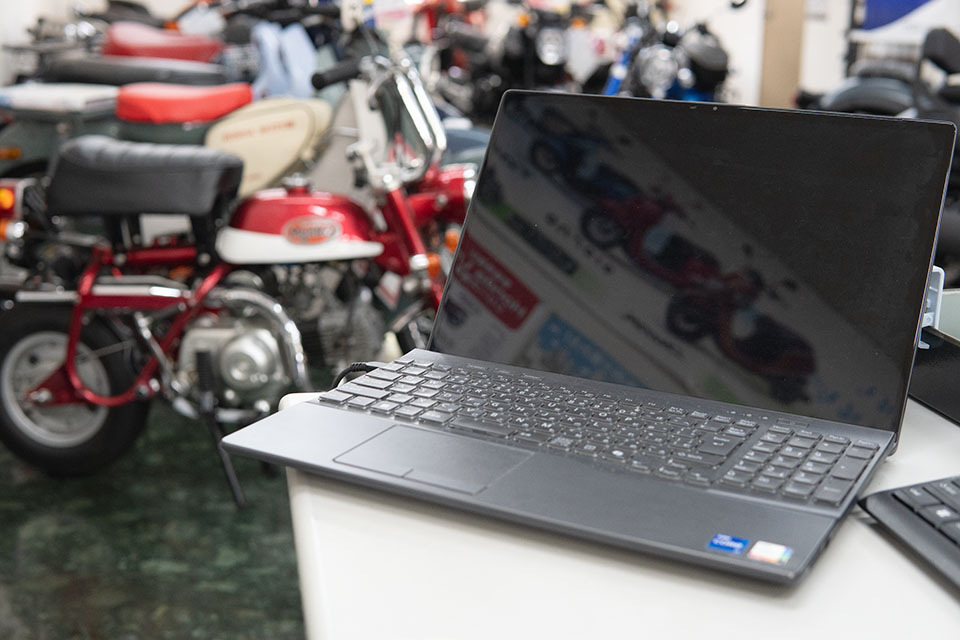 店内のオートバイをバックにパソコンのアップ